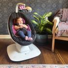 Espreguiçadeira 4MOMS MamaRoo negro com bebé sentado